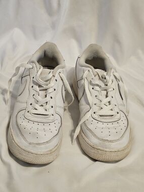 NIKE- Boys Airforce 1, White Athletic Sneakers - Classic Lace-Up SZ 6.5